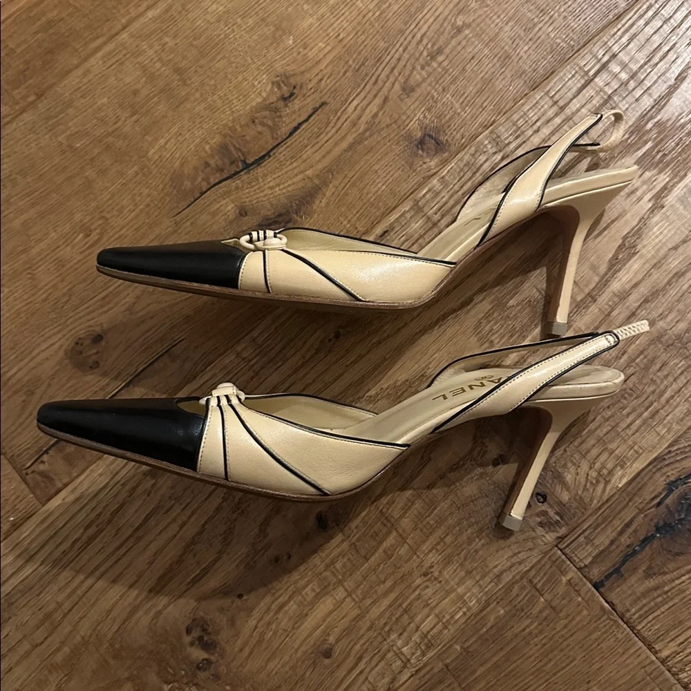 CHANEL Vintage Two-Tone Black and Cream Heels 39 - Picture 11 of 12